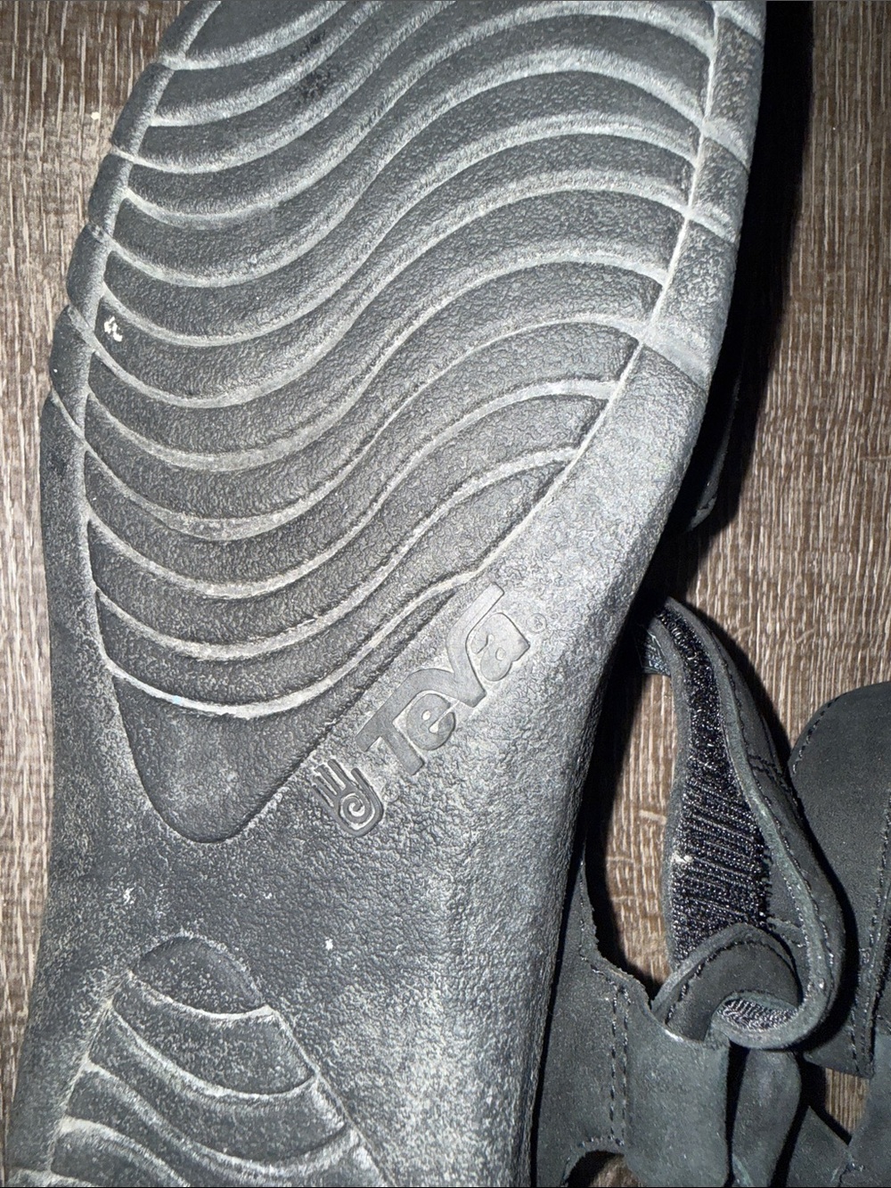 Teva Women's Black Open-Toe Hook and Loop Sandal sz 10 vintage suede w/ shoe pad - Picture 2 of 6